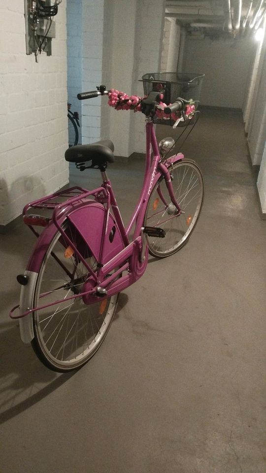 Pinkes fahrrad in Dinslaken