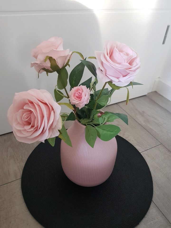 Vase Keramik rosa mit Rosen in Oldenburg