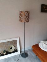 Stehlampe mit hübschem Lampenschirm Nordrhein-Westfalen - Erkrath Vorschau