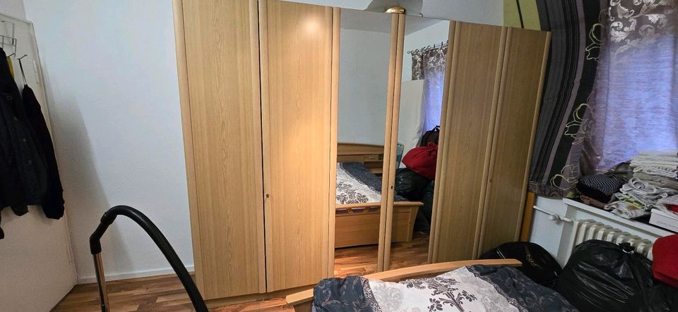 Schlafzimmer aus Kleiderschrank, Bett und Matratzen. in Wilhelmshaven