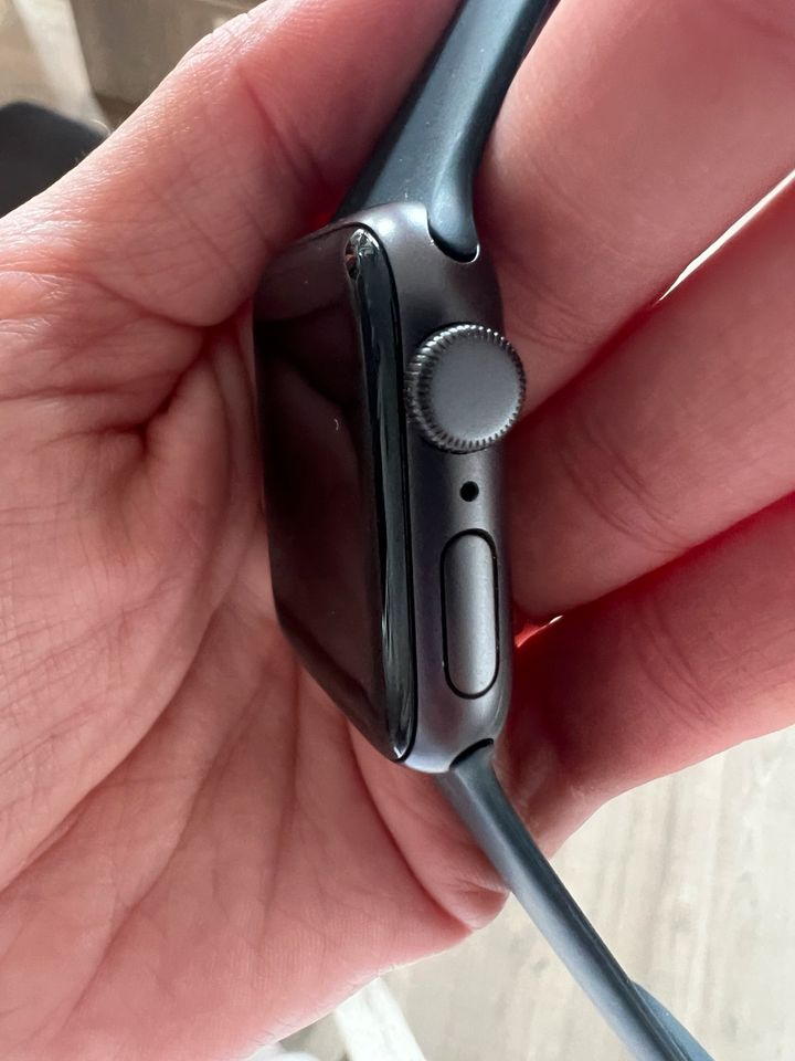 Apple Watch SE 40mm spacegrau in Heddesheim