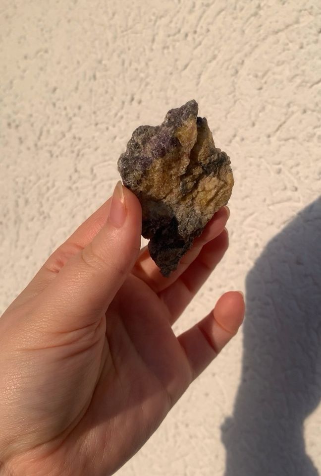 fluorit oder Amethyst in Muttergestein Edelstein Mineralien in Brandenburg an der Havel