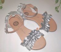 River Island Sandalen Gr. 28 Neu Rüschen Silber Schuhe Riemchen Bayern - Elsenfeld Vorschau