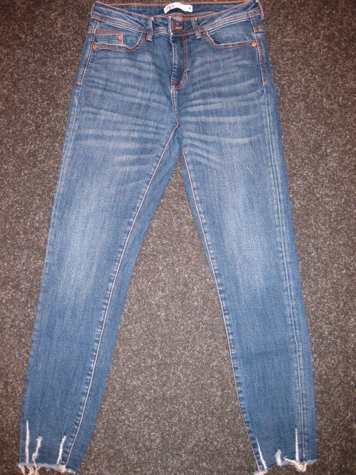 ZARA Jeans Skinny Jeans Mid-Rise mediumblau - 38 - neuwertig in Ratingen