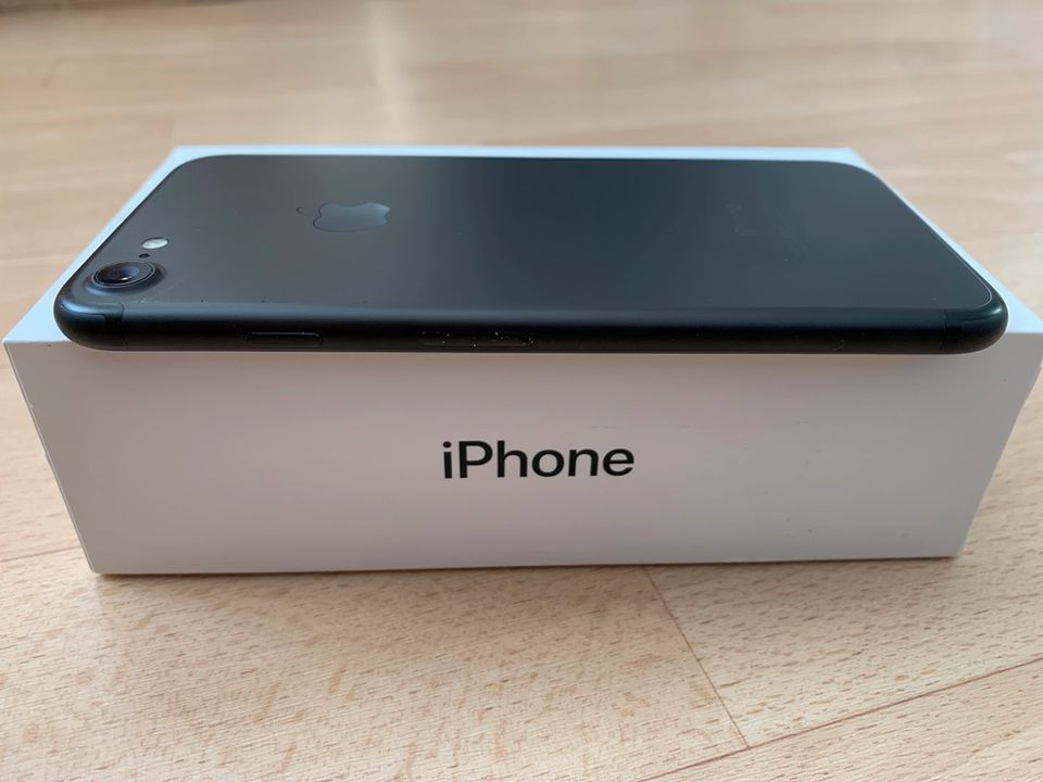 Apple iPhone 7 - 128GB - Schwarz (Ohne Simlock) in Bielefeld