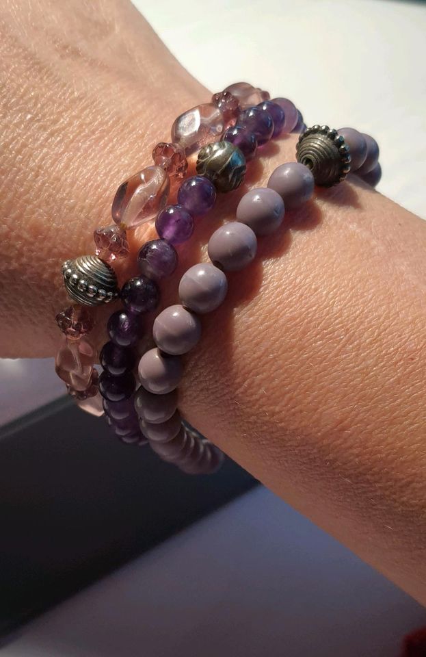 Armbänder Edelsteinarmband Edelsteine Kugeln rosé violett lila in Rheda-Wiedenbrück