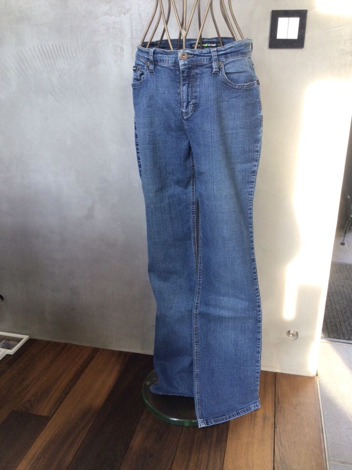 *** DKNY Jeans 2L 27 int. Hose Stretch *** in Bielefeld