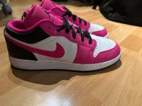 Jordan 1er low fierce pink limited pink/black/white Niedersachsen - Lachendorf Vorschau