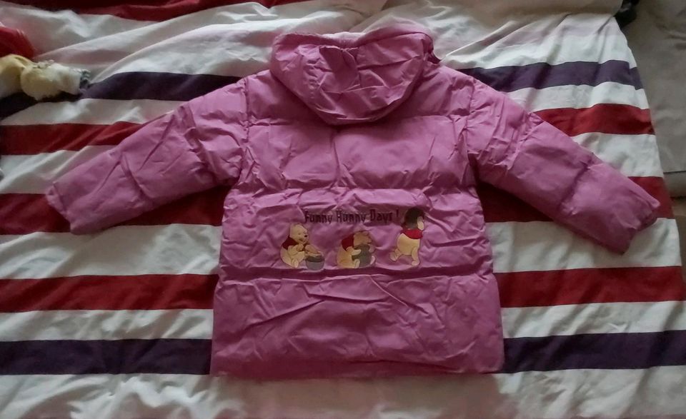 Winterjacke Winnie Pooh Gr. 116 + Kuschel Winnie Pooh gratis in Aschersleben