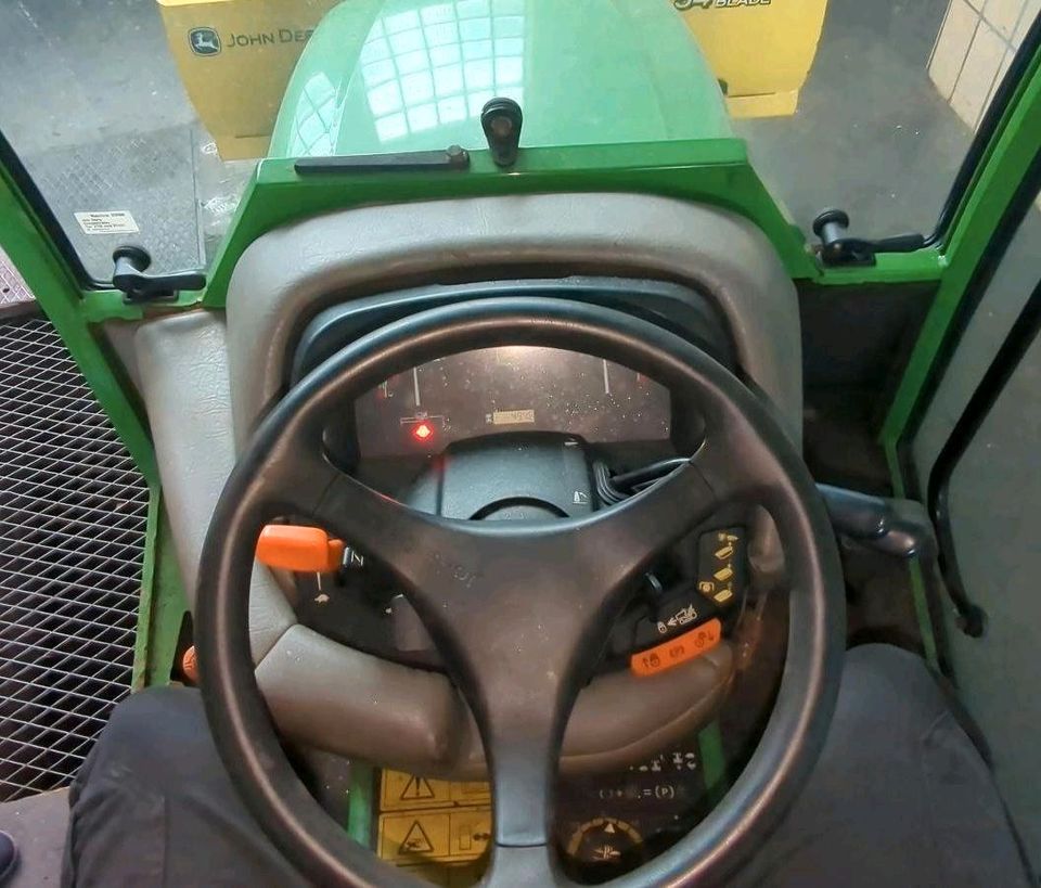 John Deere X700 Kompakttraktor mit Schneeschild und Salzstreuer in Nürnberg (Mittelfr)