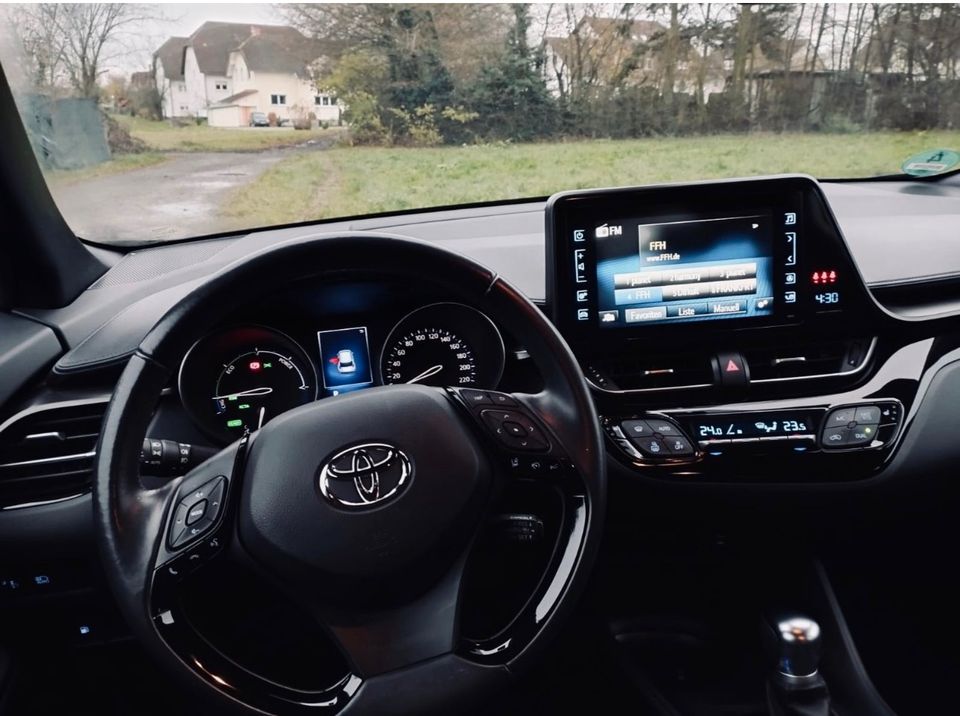 Toyota C-HR Hybrid Style - Top Ausstattung - EZ 03/2019 in Gießen