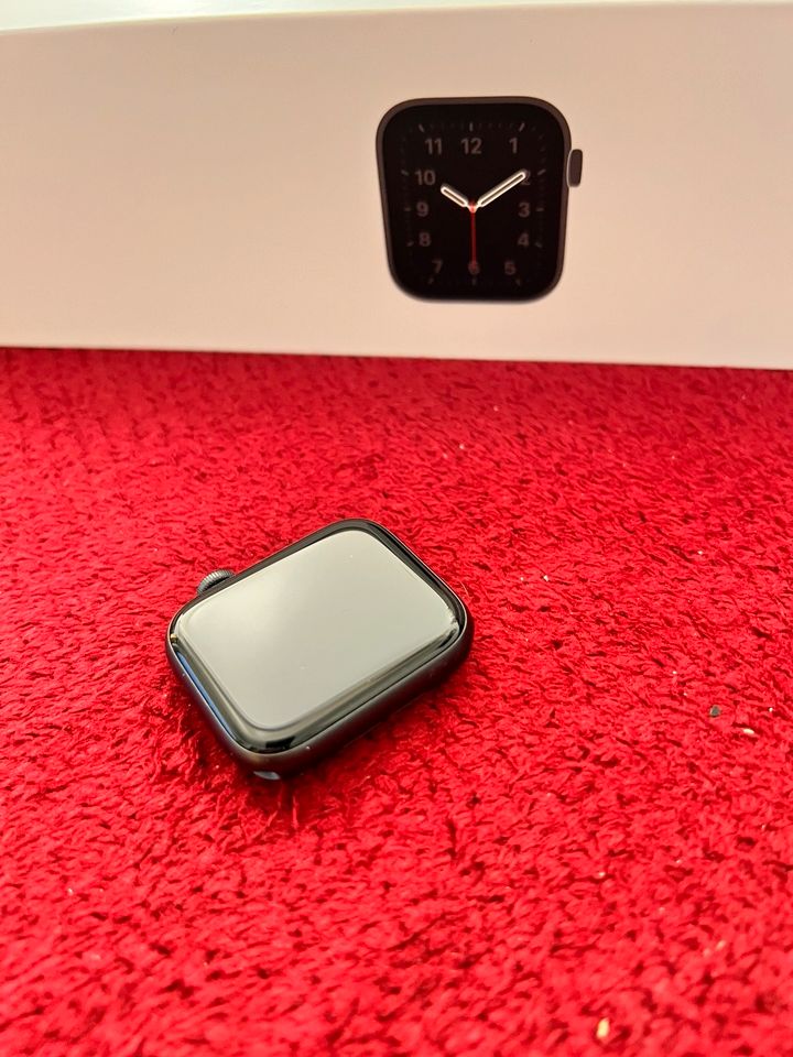 Apple Watch SE 44mm Space Gray Aluminium Case in Saarbrücken