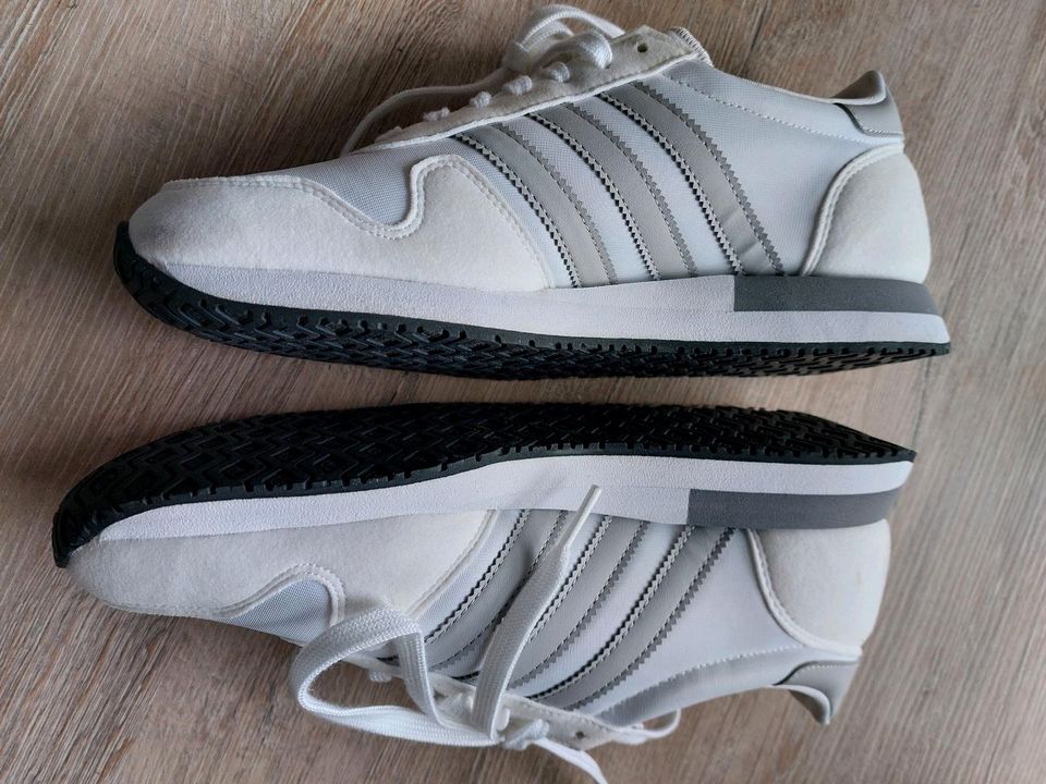 Sneaker Adidas Größe 40 neuwertig in Struxdorf