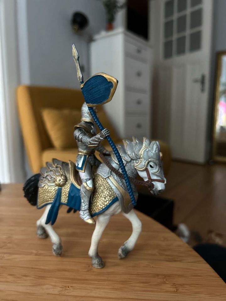 Schleich Ritter auf Pferd Fahnenträger in Hamburg