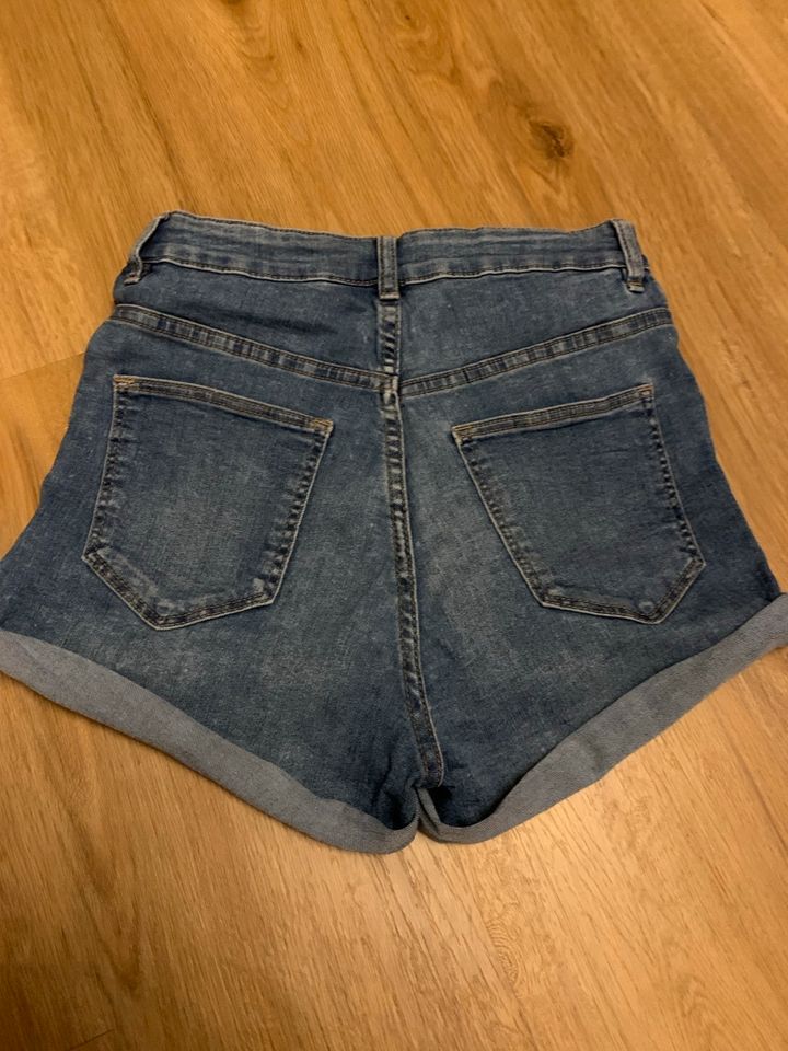 Kurze Jeans Hose von H&M,Gr.38 in Erkelenz