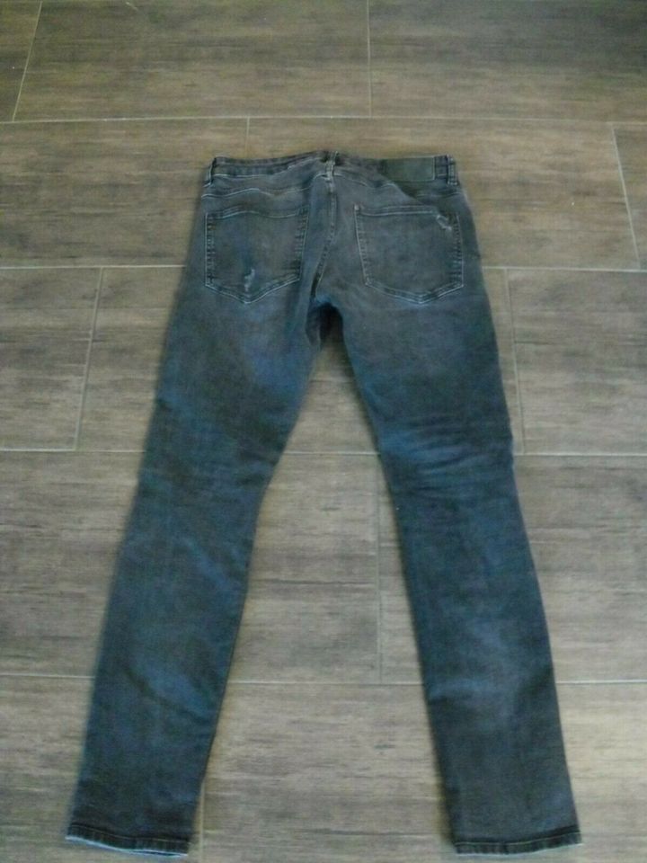 Coole Jeans  W31 H&M schwarzTOP wie NEU in Zellertal