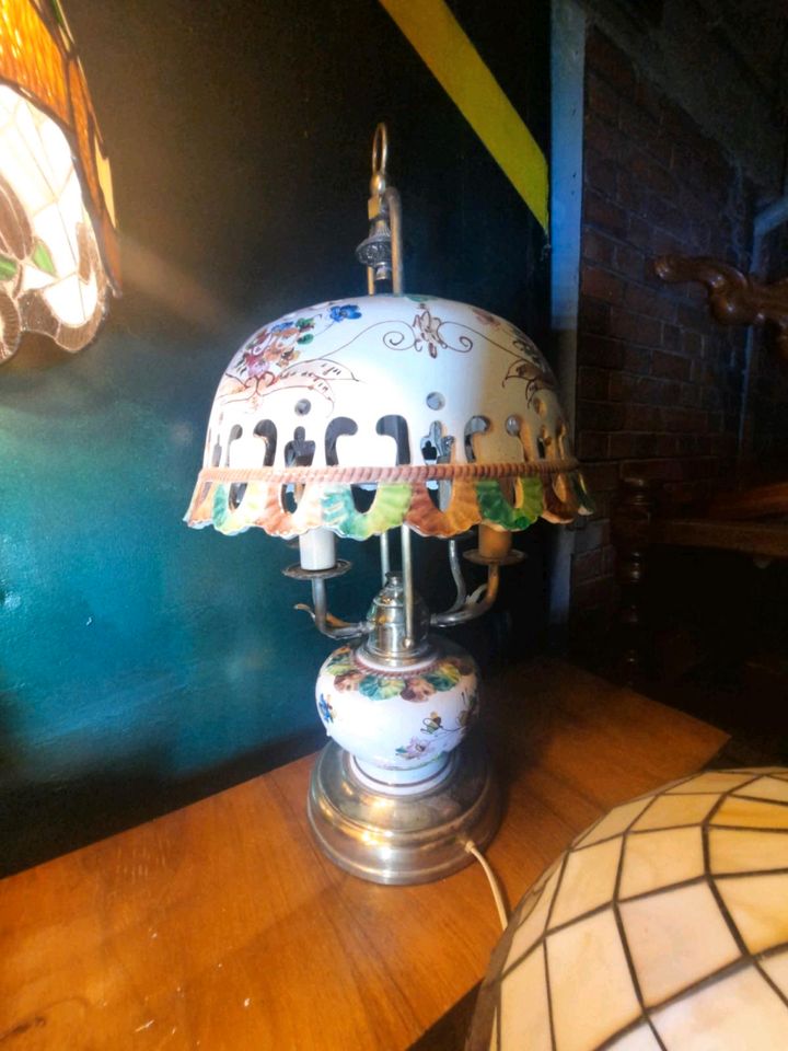 Alt Tiffany Tiffanylampe Porzellan Messing Tischlampen in Groß-Gerau