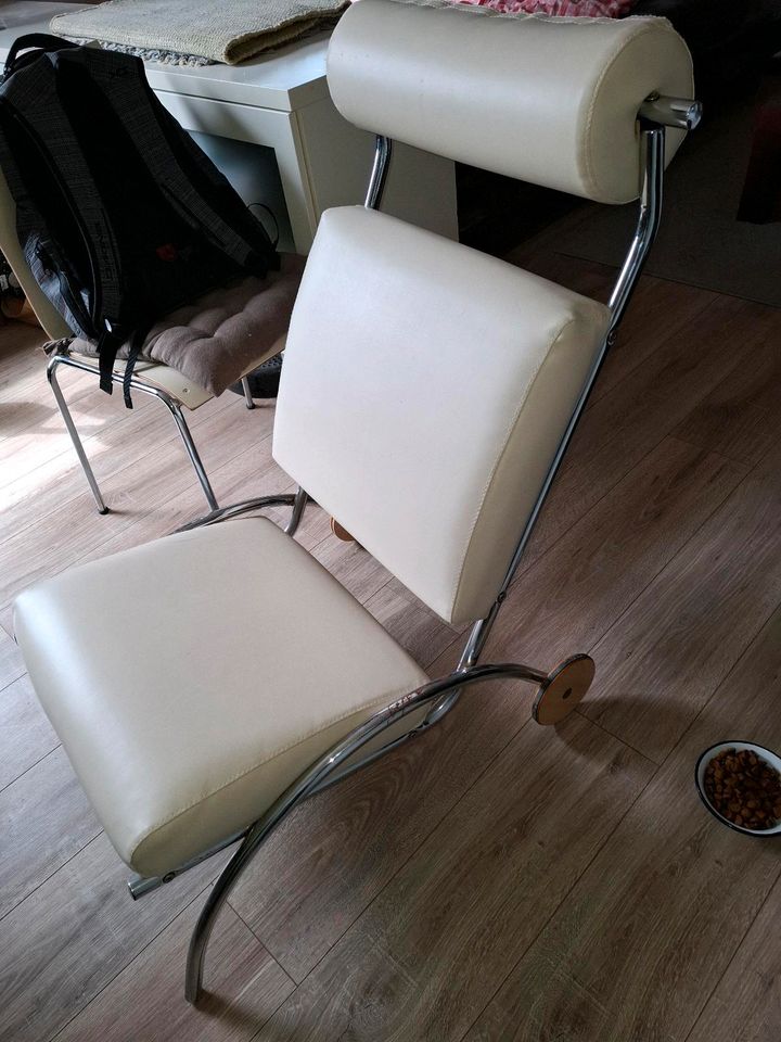 1 Stuhl und für die 10 Zeichen nochmals: 1 Stuhl in Troisdorf