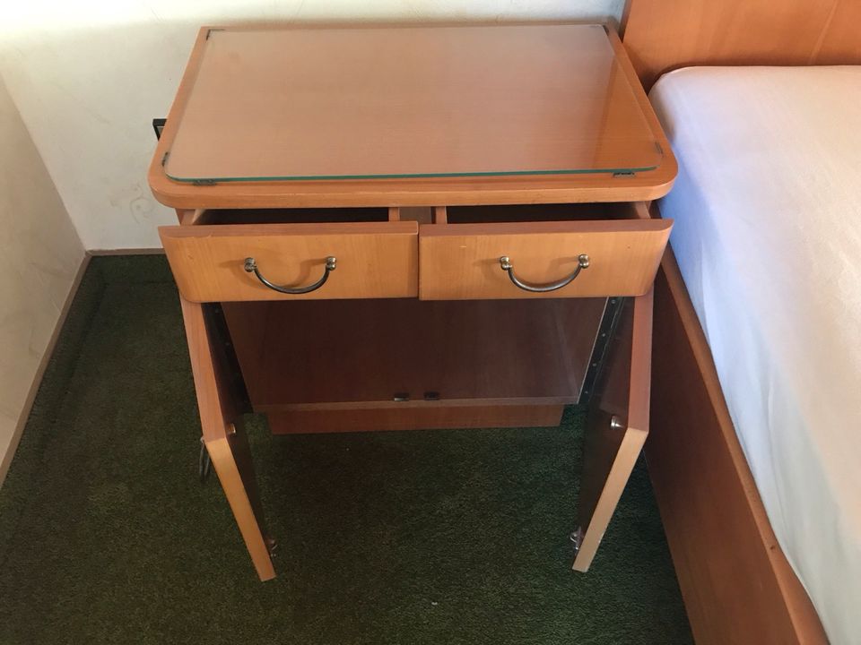 Doppelbett mit Nachttischchen (Kirschbaum; 50er Jahre) in Sindelfingen