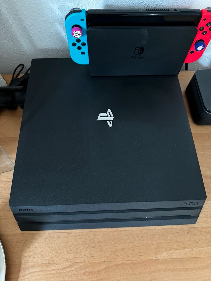 PS4PRO 1TB+2er. Controller in München