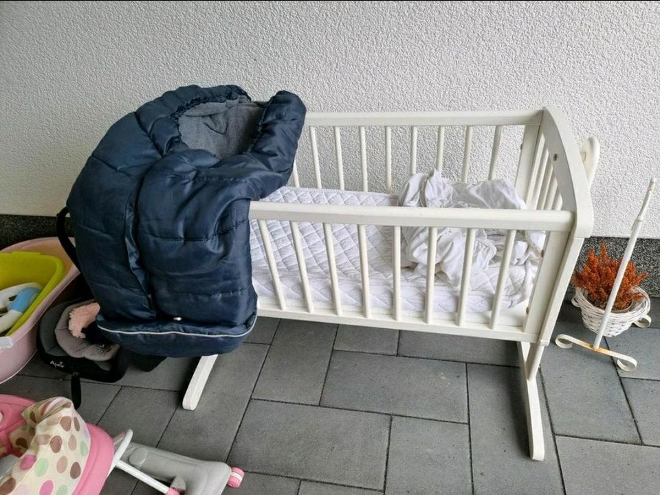 Baby Wiege Schaukel Bett Kibdersitz Babywanne Spielzueg usw in Detmold