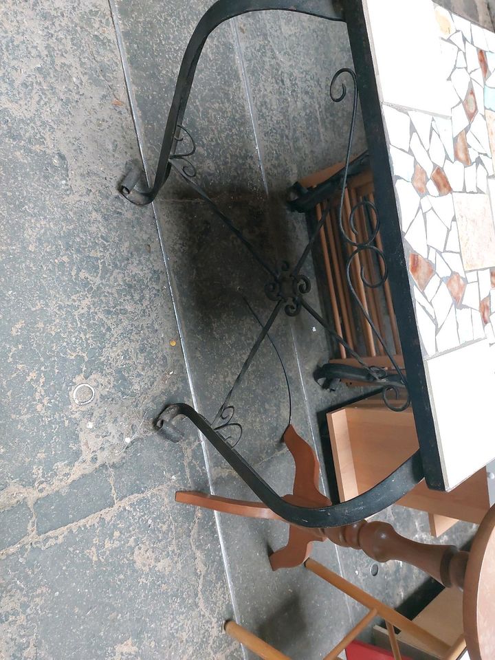 Tisch Metall Gestell mit Fließen in Pirna