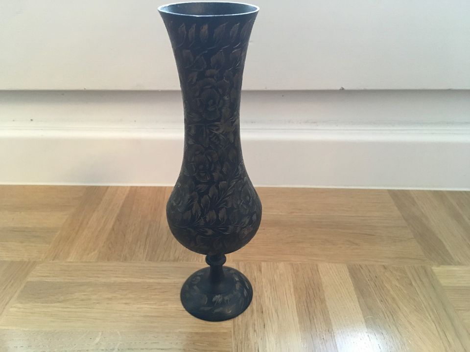 Messing Vase aus Indien mit floraler aufwendiger Gravur günstig in München