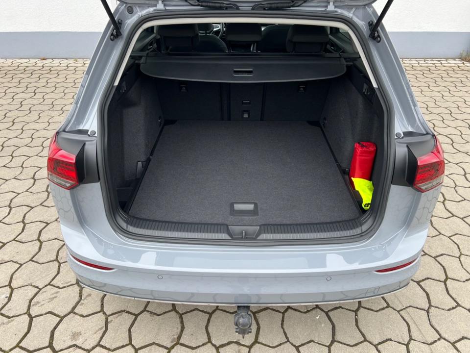 Volkswagen Golf VIII 1.5 eTSI/LED/AHK/Pano/Standh/ACC/R-Kam in Hünfeld