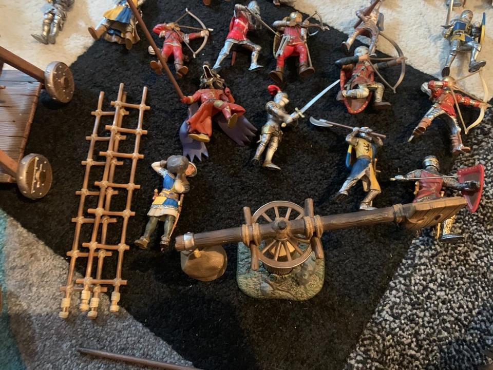 Riesige Schleich Ritterburg mit etlichen Rittern und mehr in Krefeld