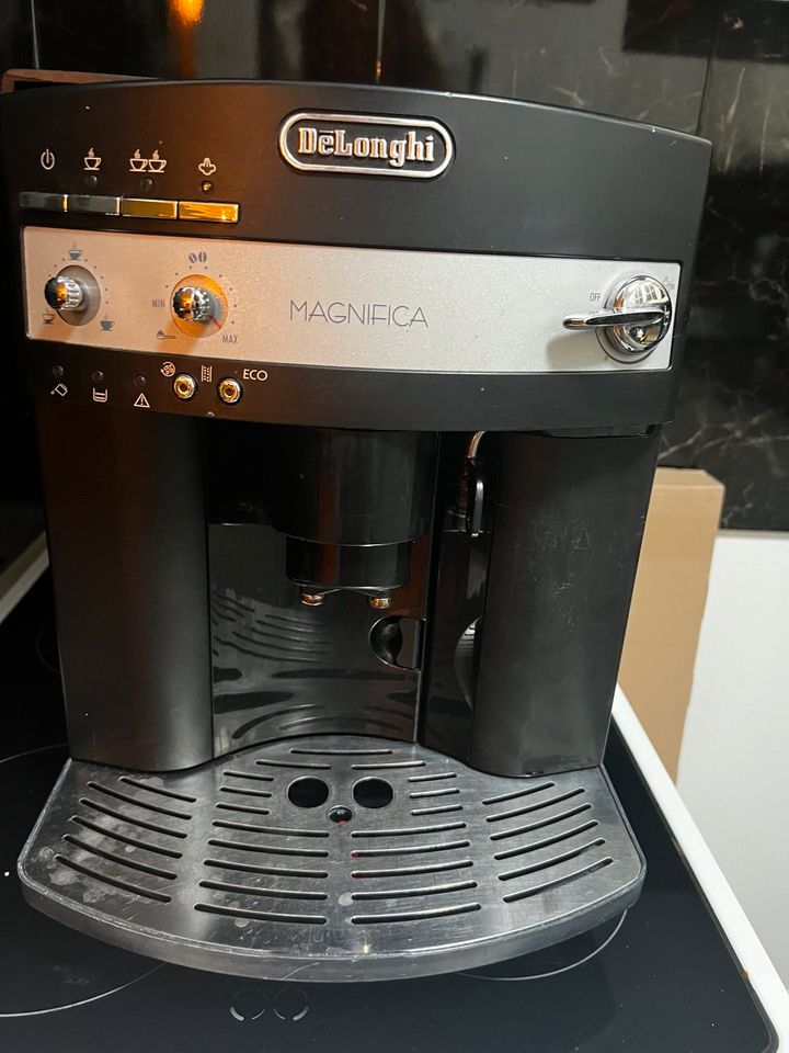 Kaffeevollautomat DeLonghi Magnifica in Berlin