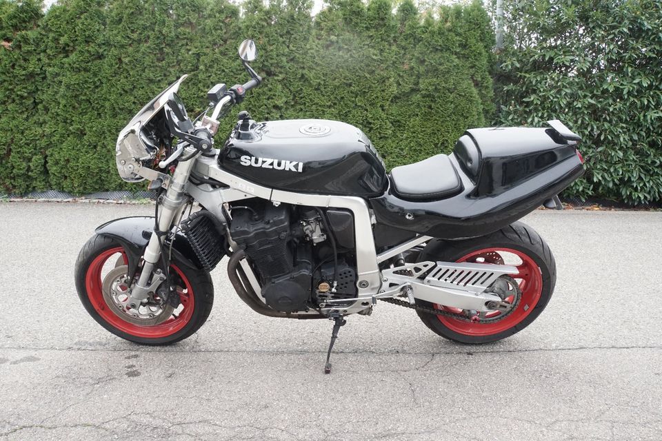 Suzuki GSXR 1100 Gv73c Fußraste Kühler Zündspulen Lima usw. in Geislingen