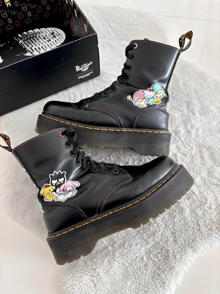 Dr. Martens Jadon Plateau Hello Kitty & Friends Limited Edition in Nürtingen