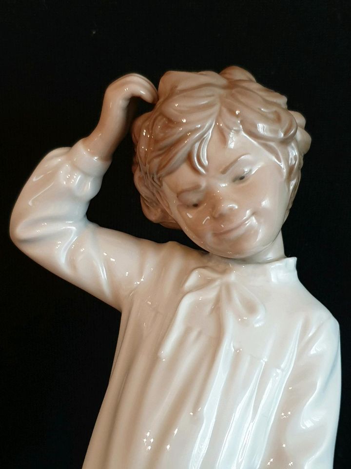 Nao by Lladro Porzellan / Porzellanfigur / Junge in Düsseldorf