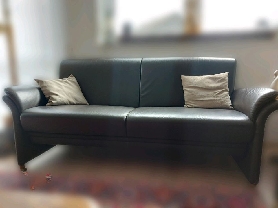 Zweier und dreier Couch aus Leder in Unna