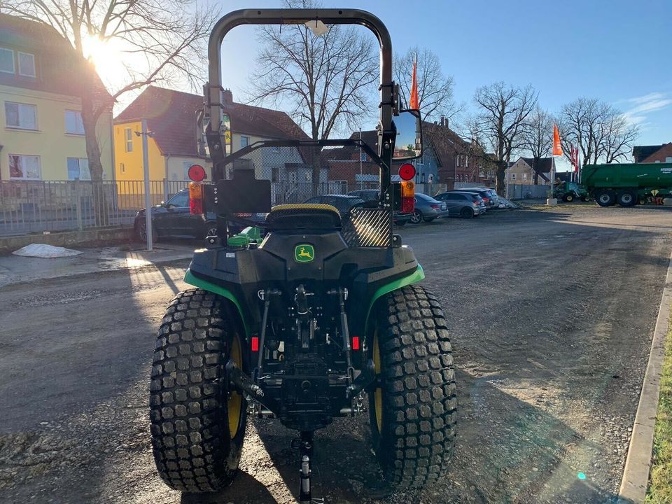 John Deere 3025E Kompakttraktor, Kommunaltraktor verfügbar in Barsinghausen