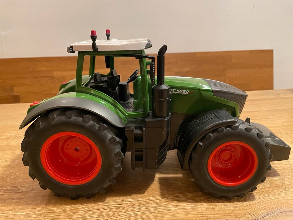 Traktor Fendt Vario 1050 mit Anhänger in Nürnberg (Mittelfr)