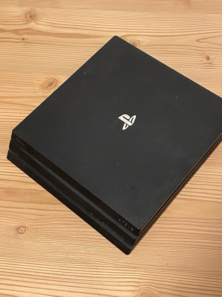 Playstation 4 Pro 1TB mit 2 Controller und 10 Spiele in Roding