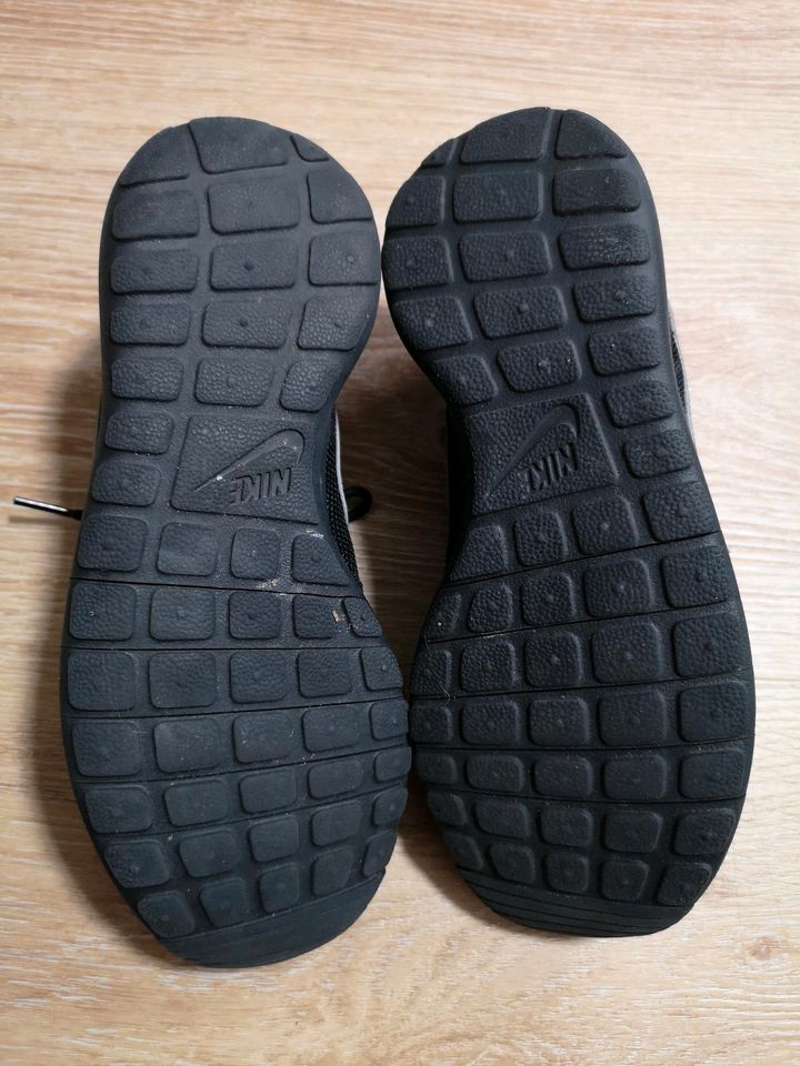 Nike Damen Schuhe Gr. 36,5 US 4,5 Sportschuhe laufschuhe in Leonberg