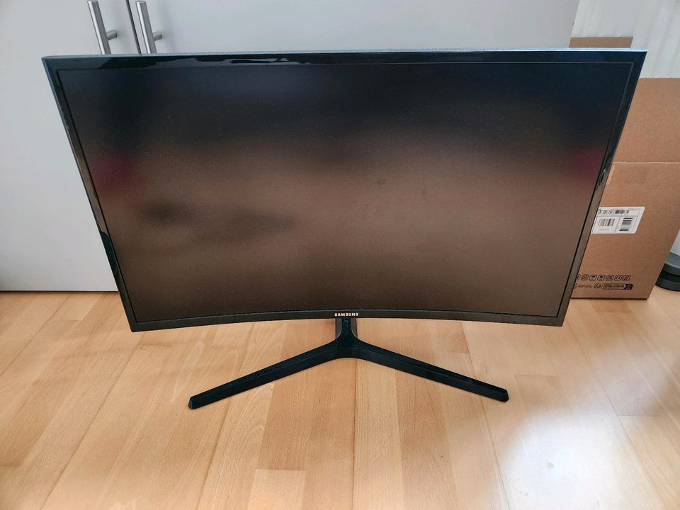 Samsung Curved 27 Zoll Monitor in Krailling