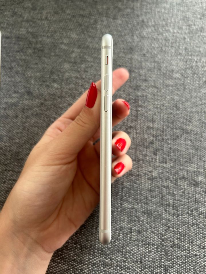 iPhone 8 in silber, 64 GB mit OVP in Würzburg