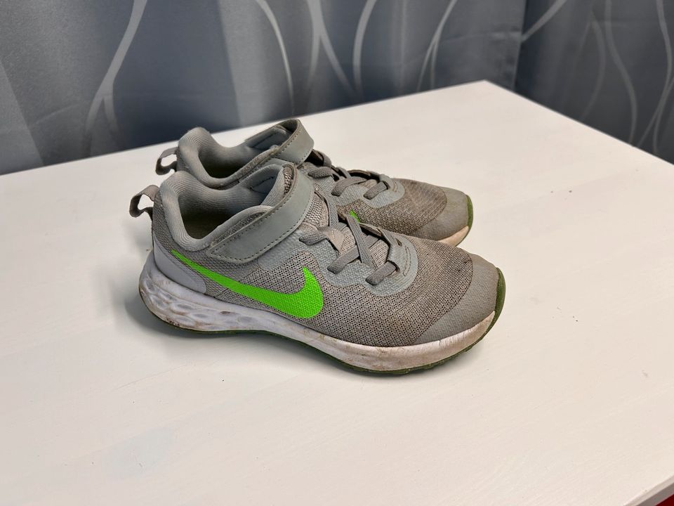 Nike Sneaker grau Gr. 32 in Söhrewald
