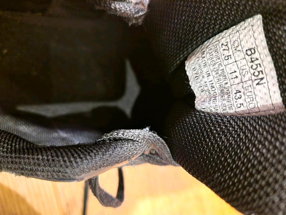 Hallenschuhe Turnschuhe 43,5 aber eher 42 plus Gratisschuhe in Mühlheim am Main