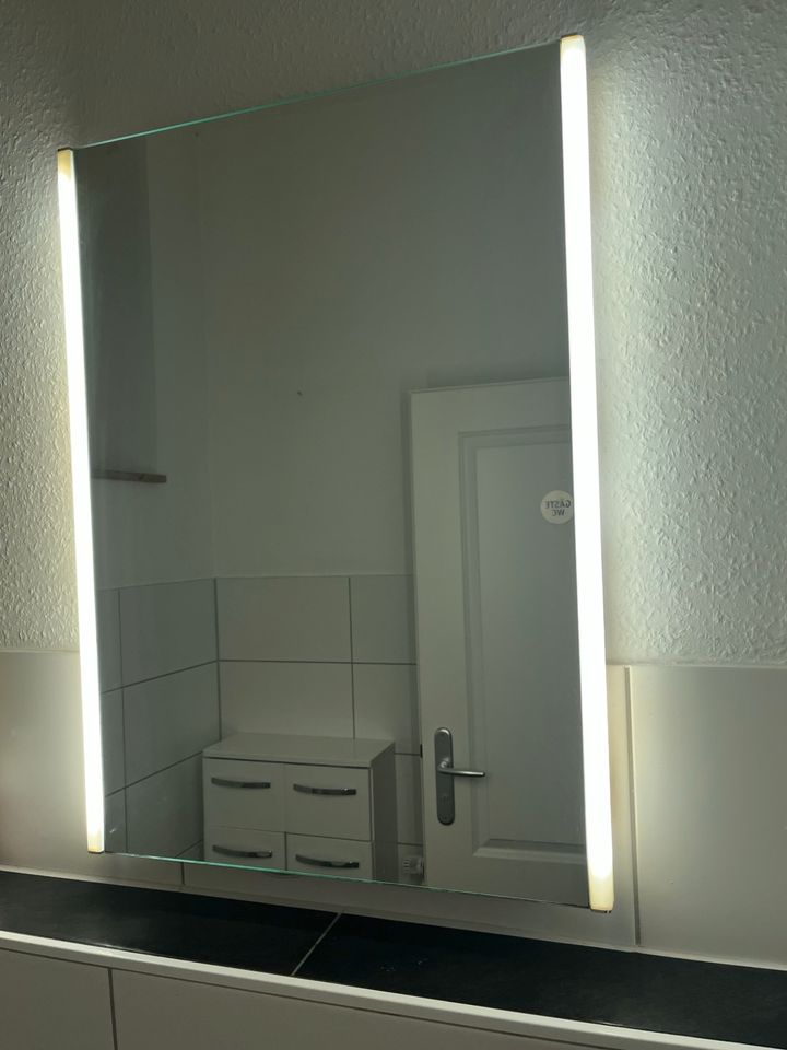 Badspiegel Spiegel beleuchtet LED Gäste-WC in Mauritz