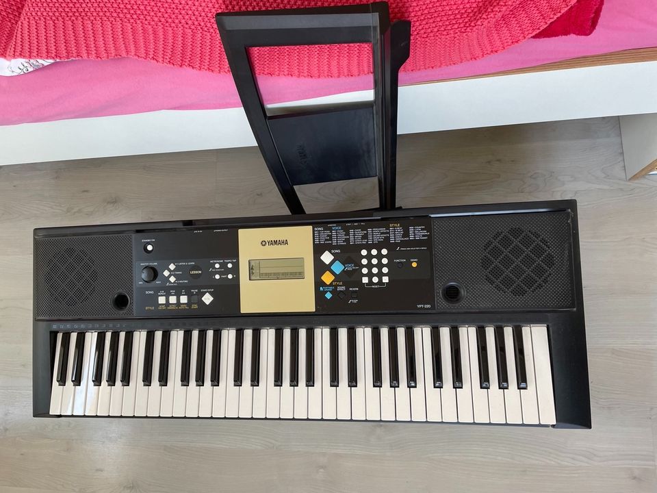 Keyboard Yamaha YPT-220 in Stuttgart
