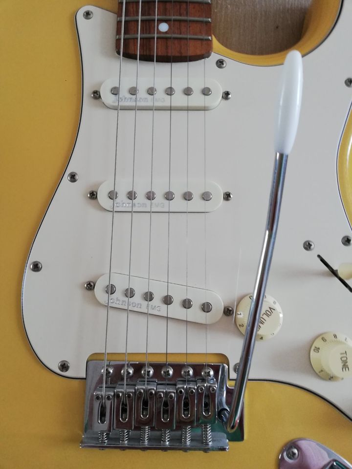 Johnson Stratocaster in sparkle yellow in Haßfurt