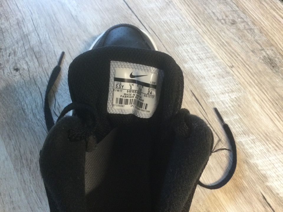 Nike Sportschuh Größe 38 in Sondershausen