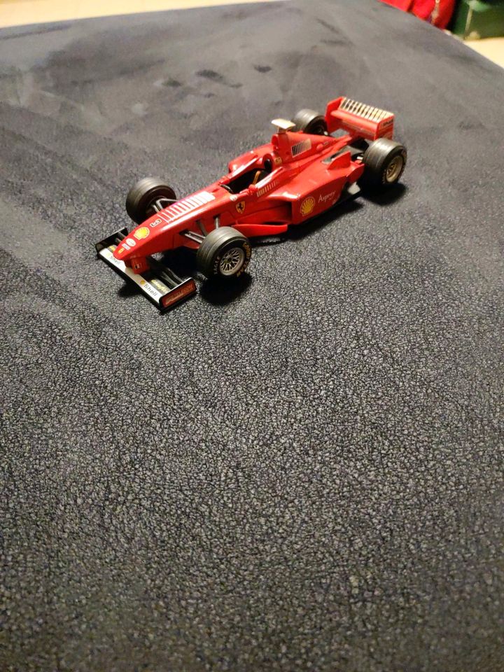 Burago Ferrari F 300 F1 1/24 Modell in Duisburg