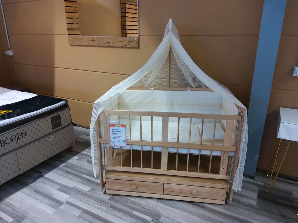 Babybett mit Schaukelfunktion / Kinderzimmer in Großheubach