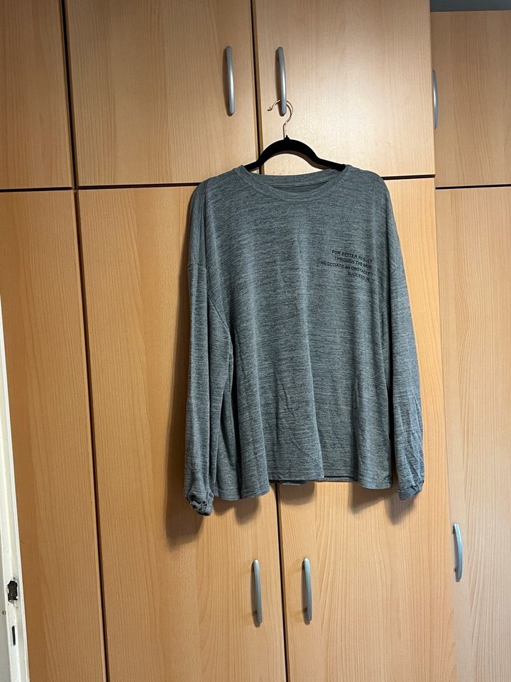 T-Shirts, pullover in Kassel