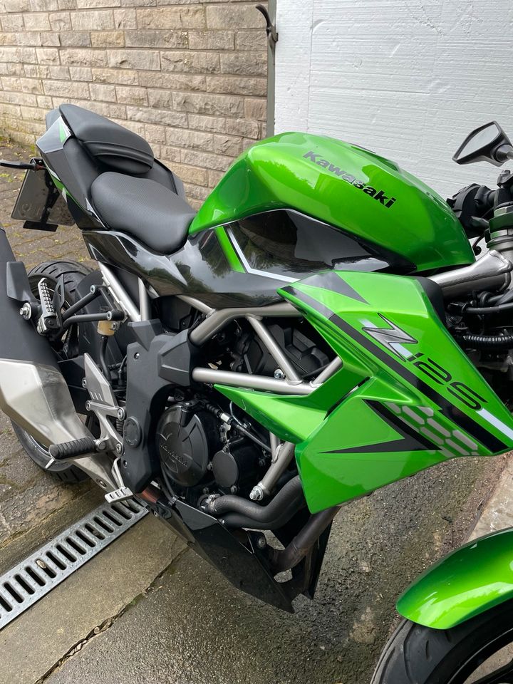 Motorrad Kawasaki Z125 grün super Zustand in Schellerten